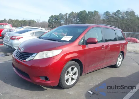 2014 Toyota Sienna Le V6 8 Passenger z USA, uszkodzony, nr VIN 5TDKK3DC4ES491220